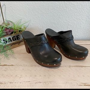 Black ugg clogs